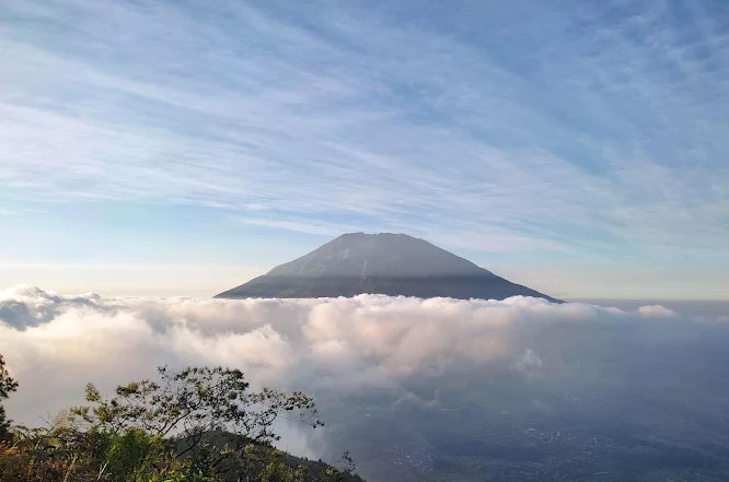 Puncak Gunung Telomoyo